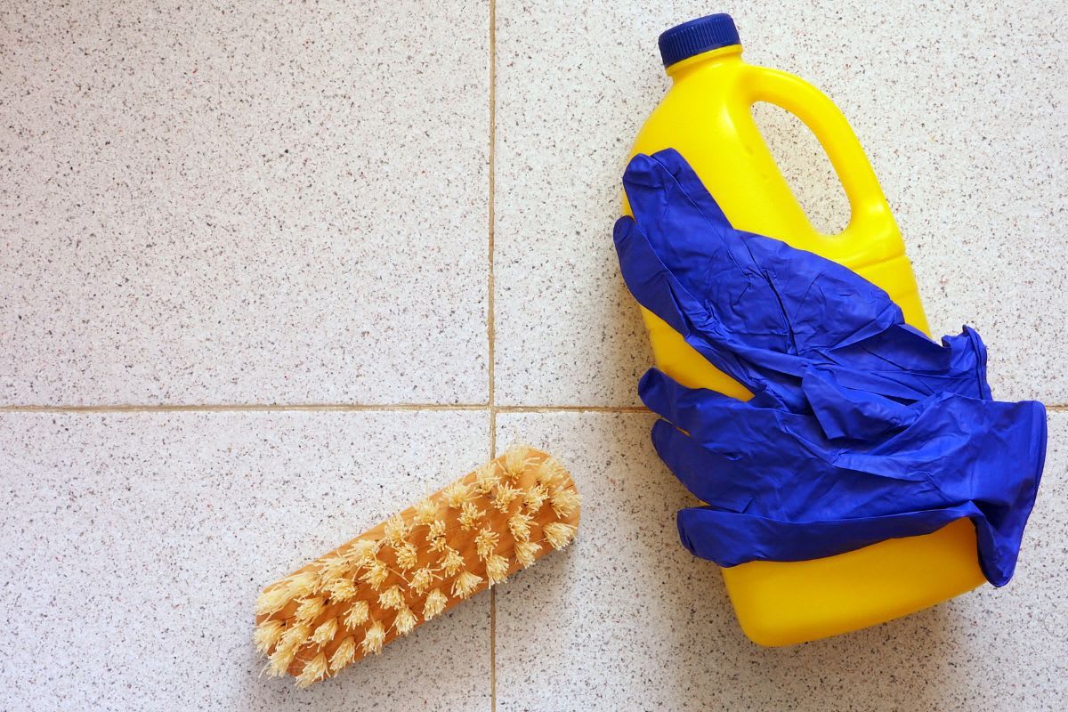 Fugen reinigen leicht gemacht: So bekommst du Fliesenfugen in Bad und Küche mit Hausmitteln wieder strahlend sauber