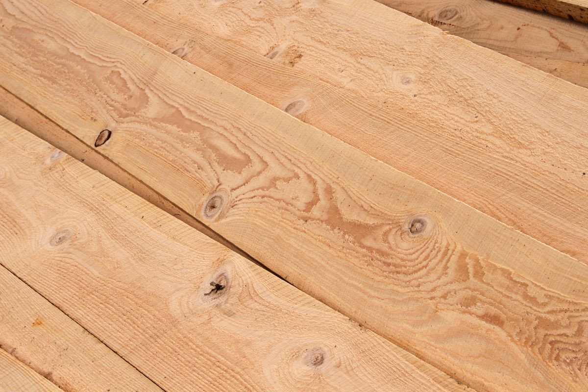 Nahaufnahme von hellbraunem, gemasertem Hemlockholz, das für Saunabänke verwendet wird.