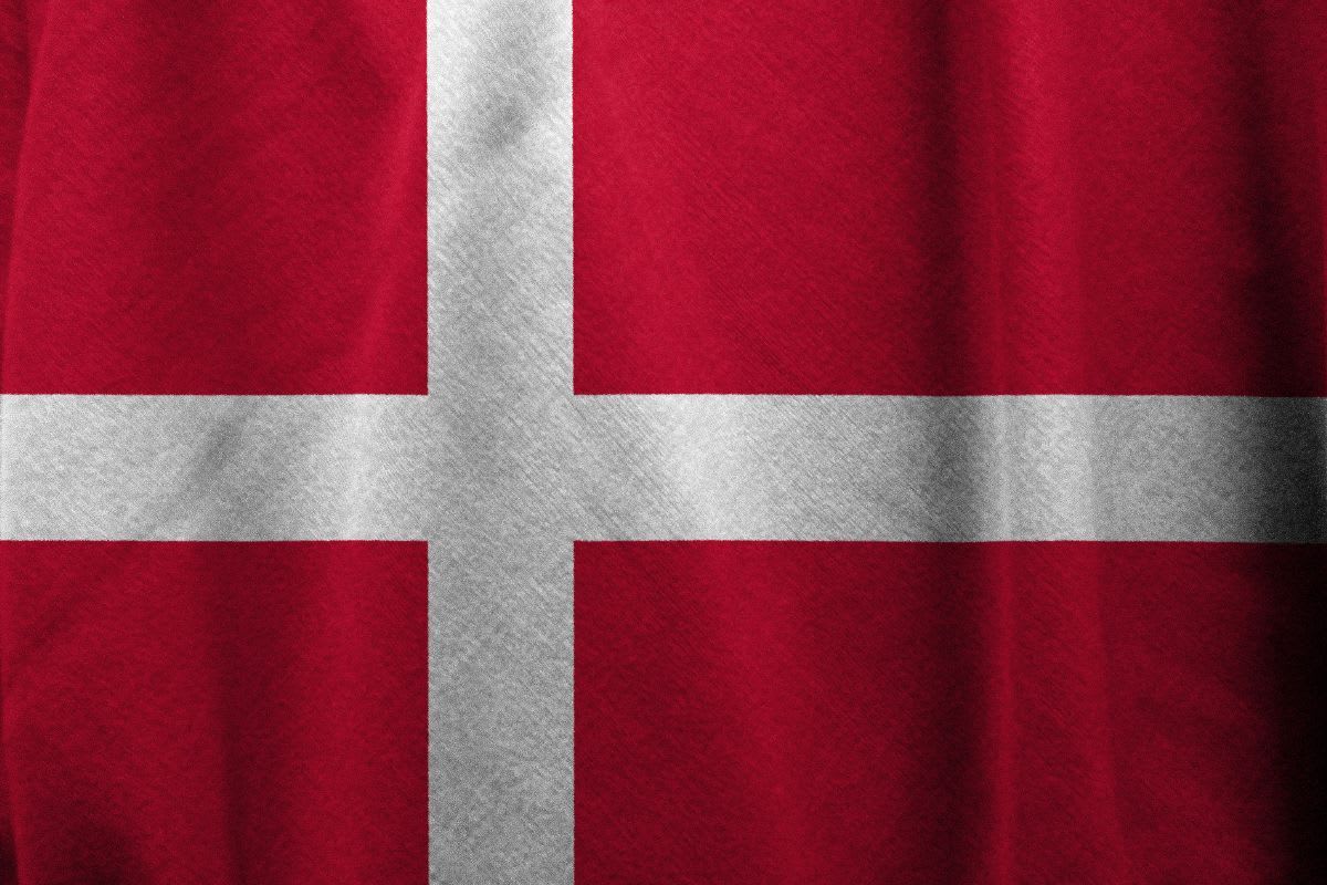 Dänische Flagge mit dem charakteristischen Kreuz als Symbol für die Möglichkeit, in Dänemark zu heiraten.