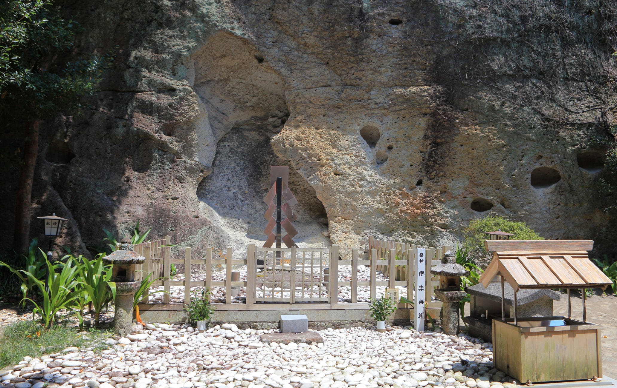 Hana-no-Iwaya-jinja Shrine