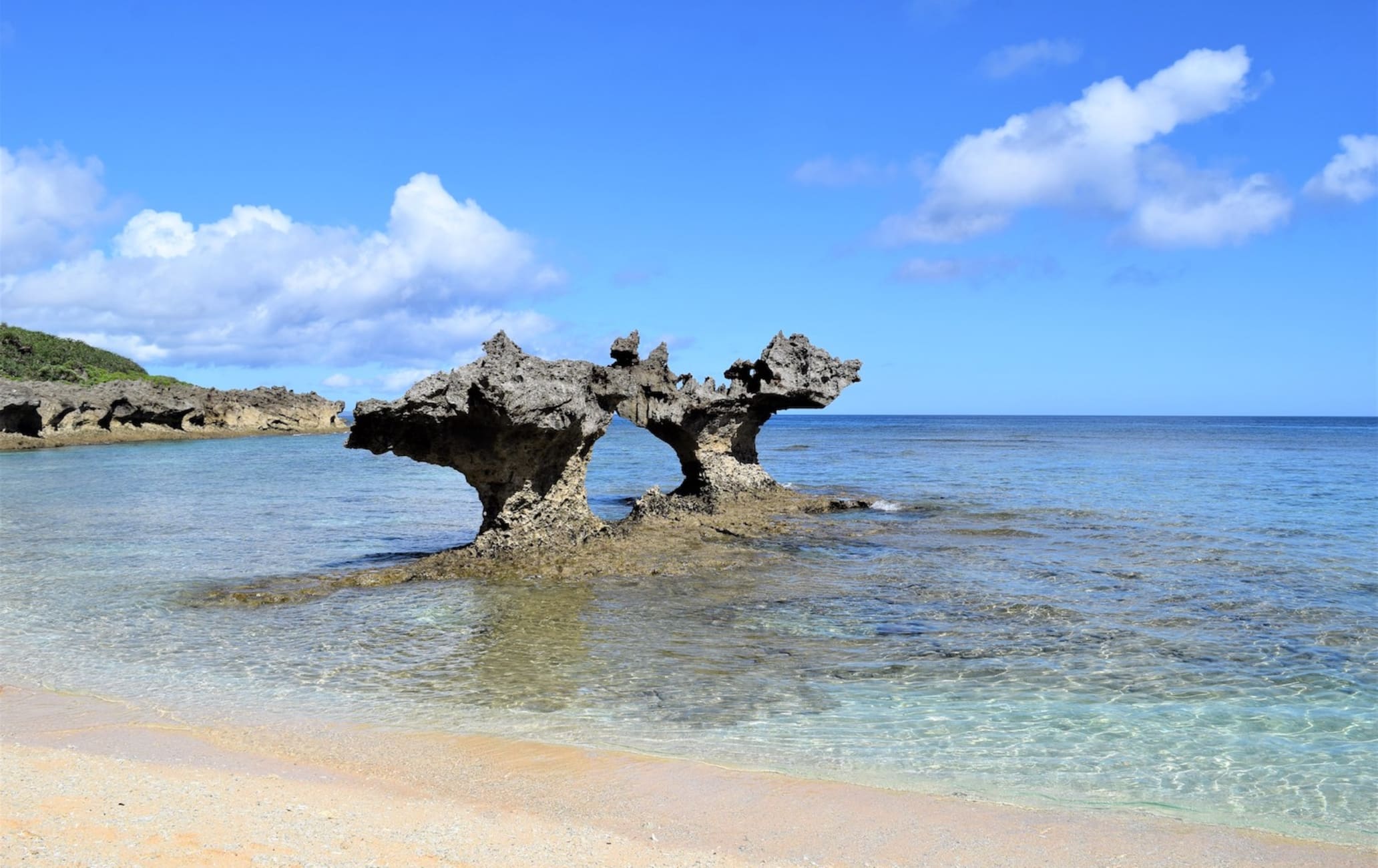 古宇利島のハートロック 沖縄 Attractions Travel Japan Jnto