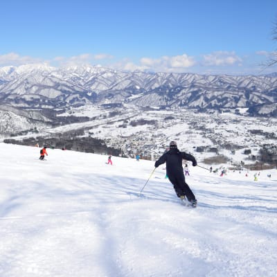 Montagne enneigée avec skieurs à Nagano au Japon