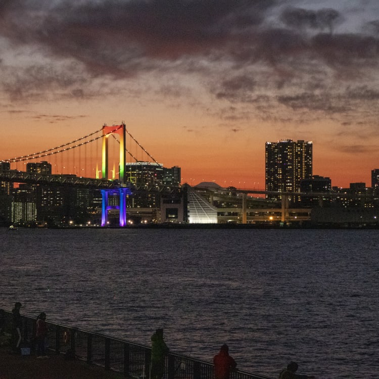 Crossing Rainbow Bridge on Foot | Travel Japan（Japan National Tourism  Organization）