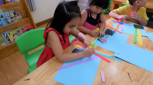 GÓC SÁNG TẠO: HÔ BIẾN CẦU VỒNG MÀU NHIỆM BẰNG GIẤY THỦ CÔNG [VTS Campus - Kinder 1]