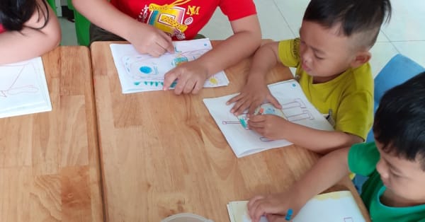 Muốn con đi học mẫu giáo vui vẻ, bố mẹ nhất định không nên làm những việc này