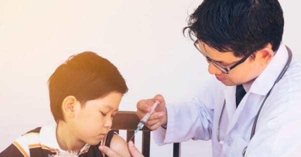 Tại sao lần đầu bé đi học hay đau ốm? - Nguyên nhân và cách khắc phục