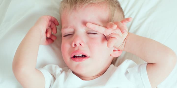Vì sao trẻ thường hay khóc đêm?