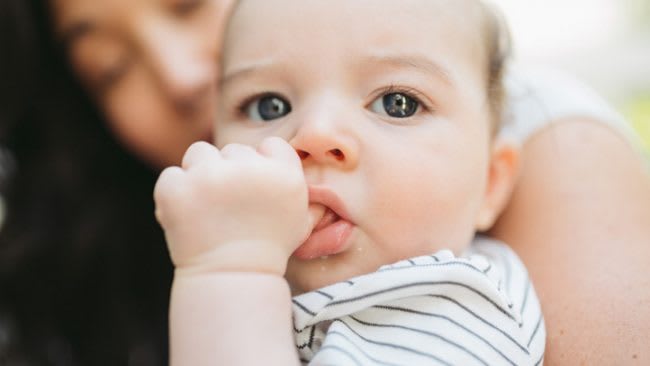 Mách mẹ bí quyết trị tật mút tay của trẻ dứt điểm