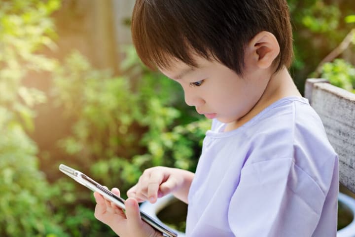 06 thói quen xấu gây ảnh hưởng sức khỏe cho bé