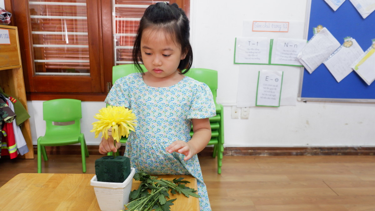 TRỔ TÀI CẮM HOA ĐẸP MẮT THU HÚT MỌI ÁNH NHÌN