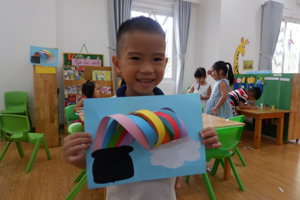 GÓC SÁNG TẠO: HÔ BIẾN CẦU VỒNG MÀU NHIỆM BẰNG GIẤY THỦ CÔNG [VTS Campus - Kinder 1]