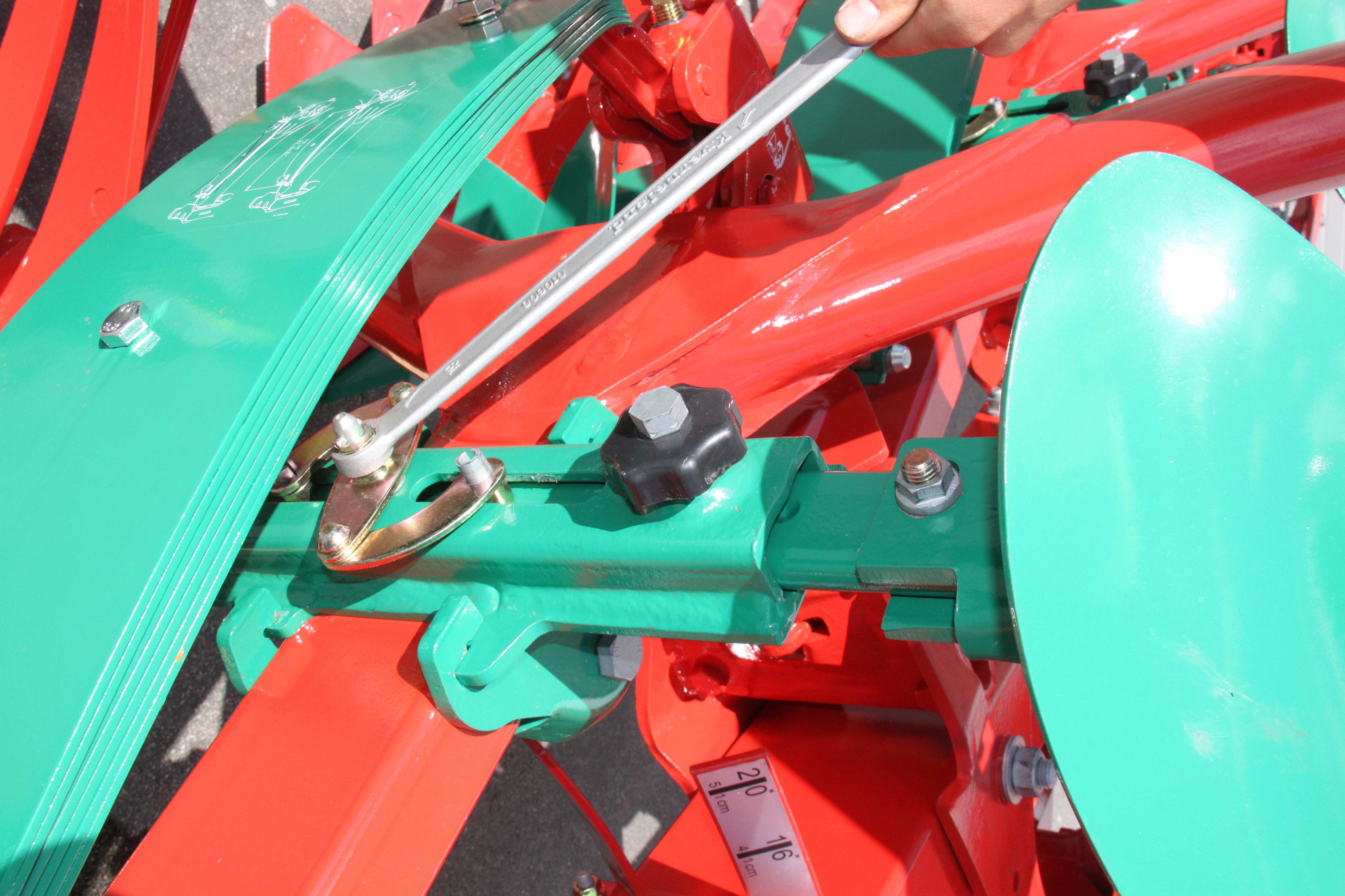 Kverneland 6300 S, Aero profile and robust legs, low draft requirments
