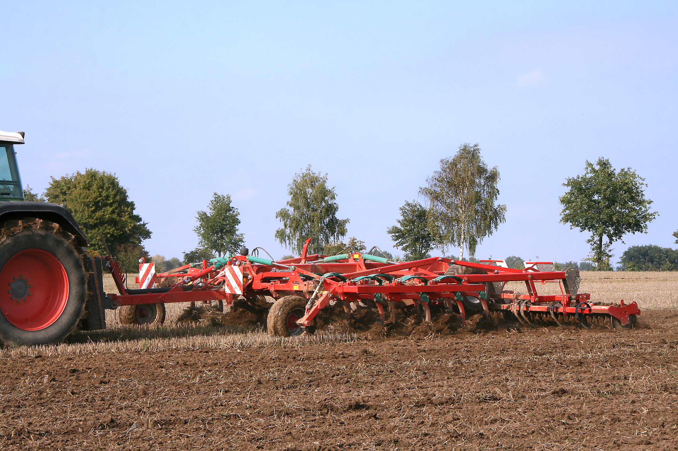 Kverneland CTC Cultivator performs perfect mixing and levelling with reduces maintenance