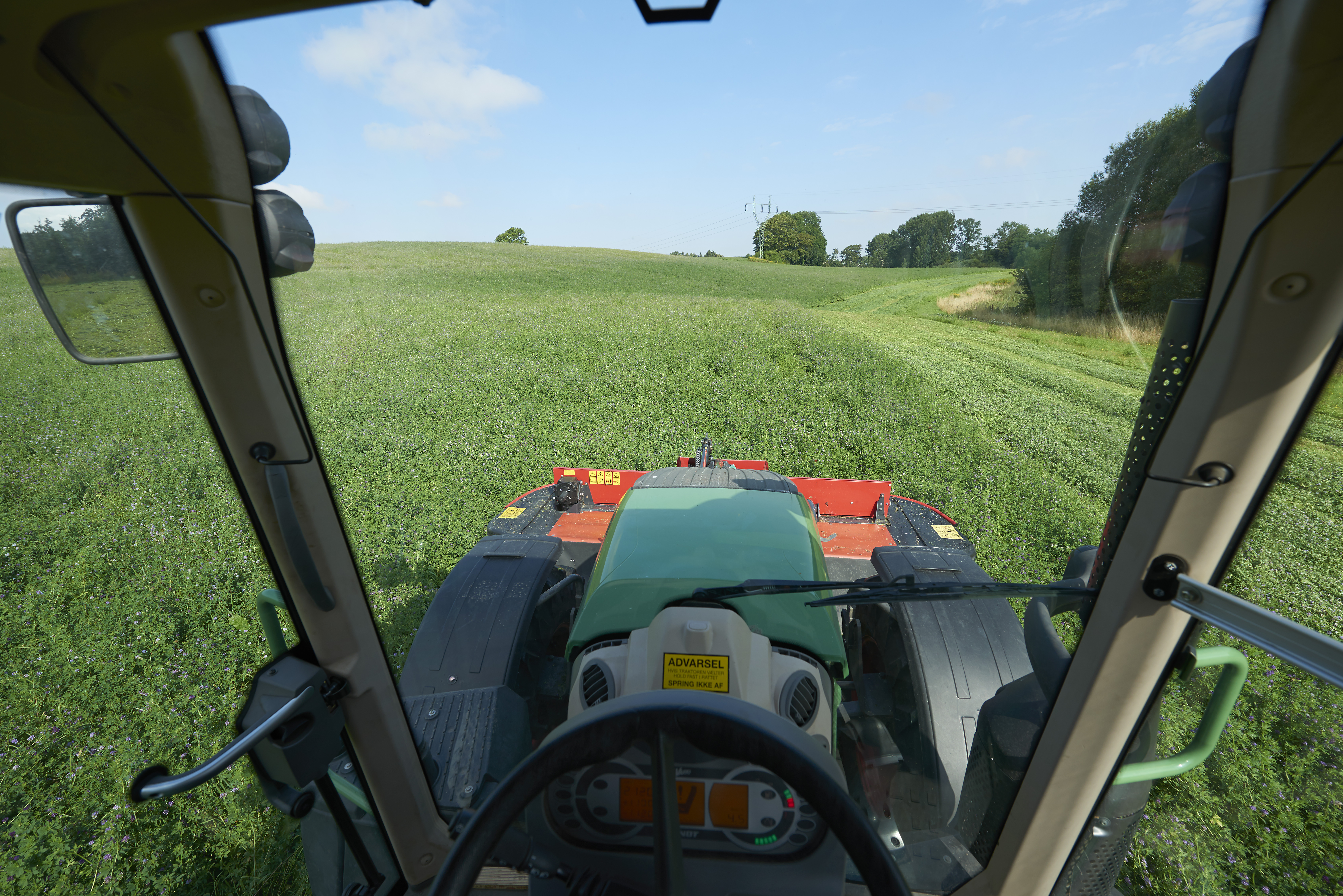 Plain Mowers - VICON EXTRA 324F ALPIN - FRONT MOUNTED ALPINE DISC MOWER, made for mountain regions and hilly conditions with its stable gravity point and excellent visibility