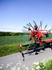 Four rotor rakes - Kverneland 95130 C - 95130 C, folded and compact during safe and efficient transportation