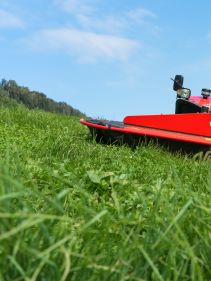 Plain Mowers - VICON EXTRA 328F - 332F - FRONT MOUNTED DISC MOWER, with its responsive headstock makes it easy to use