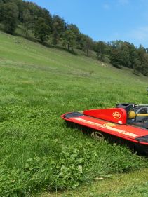 Plain Mowers - VICON EXTRA 328F - 332F - FRONT MOUNTED DISC MOWER, with its responsive headstock makes it easy to use