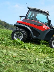 Plain Mowers - VICON EXTRA 324F ALPIN - FRONT MOUNTED ALPINE DISC MOWER, made for mountain regions and hilly conditions with its stable gravity point and excellent visibility