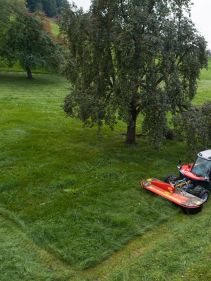 Plain Mowers - VICON EXTRA 328F - 332F - FRONT MOUNTED DISC MOWER, with its responsive headstock makes it easy to use