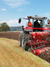 Kverneland 2500-S on field with mounted reversible plough