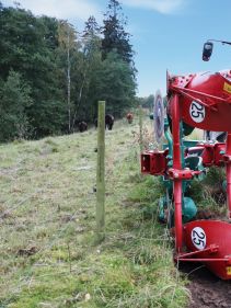 Kverneland 2500-S on field with mounted reversible plough