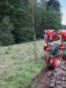 Kverneland 2500-S on field with mounted reversible plough