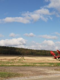 Kverneland 2500 S travelling above ground dragged by tractor