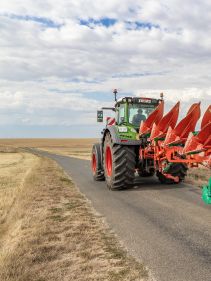 Kverneland 3300 S, compact travelling above ground dragged by tractor