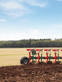 Kverneland 3400 S provides the best soil preparation, in furrow and on land, great range of accessories