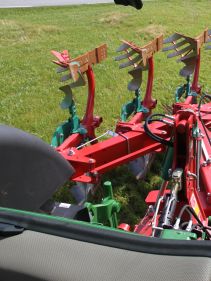 Kverneland 3400 S provides the best soil preparation, in furrow and on land, great range of accessories