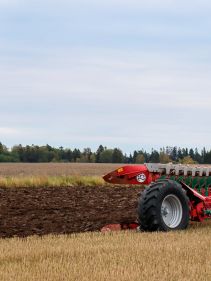 Kverneland 6300 S, provides the best soil preparation while ploughing