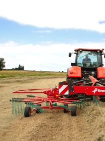 Double rotor rakes - Kverneland 9464M, maintenance friendly CompactLine Gearbox and a robust design for compact transportation and storage