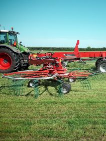 Four Rotor Rakes - Kverneland 97150 C, optimal ground pressure with high output and capacity