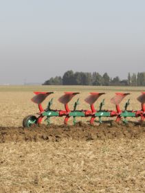 Kverneland EG LB efficient plough for medium to heavy soils, great range of accessories