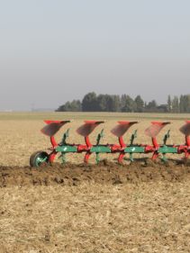 Kverneland EG LB efficient plough for medium to heavy soils, great range of accessories