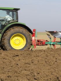 Kverneland EG LB efficient plough for medium to heavy soils, great range of accessories