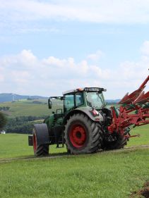 Kverneland EG LB travelling compact above ground, dragged by tractor