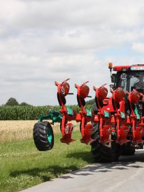 Kverneland Ecomat compact while travelling above ground, dragged by tractor