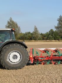 Kverneland EG LB efficient plough for medium to heavy soils, great range of accessories