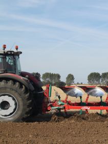 Kverneland EG LB efficient plough for medium to heavy soils, great range of accessories