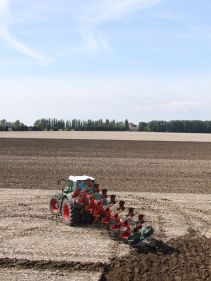 Kverneland EO-LO robust legs provides protection to the heaviest soils