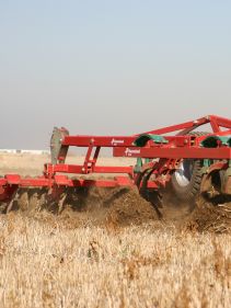 Kverneland CTC Cultivator performs perfect mixing and levelling with reduces maintenance