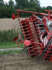 Kverneland F35 working widths 4.5 - 6m. Robust design provides necessary strength for trouble free operation