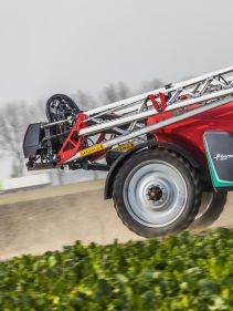 Kverneland iXtrack T3, compact sprayer, stable and precise with intelligent technology