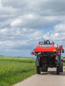 Kverneland iXtrack T3, compact sprayer, stable and precise with intelligent technology