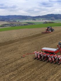 Pneumatic precision drills - Kverneland optima TFprofi, high performance and reduced tractor power requirement