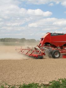 Kverneland u-drill, universal seed drill combination - seedbed preparation and levelling