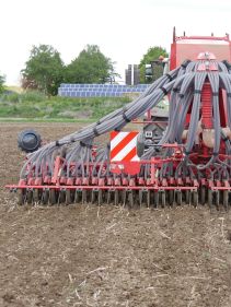 Kverneland u-drill plus, ombined grain and fertiliser version, operating at high speed