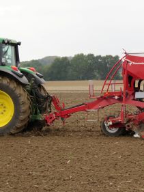 Kverneland u-drill, universal seed drill combination - seedbed preparation and levelling