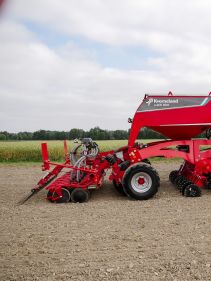 Kverneland u-drill, universal seed drill combination - seedbed preparation and levelling